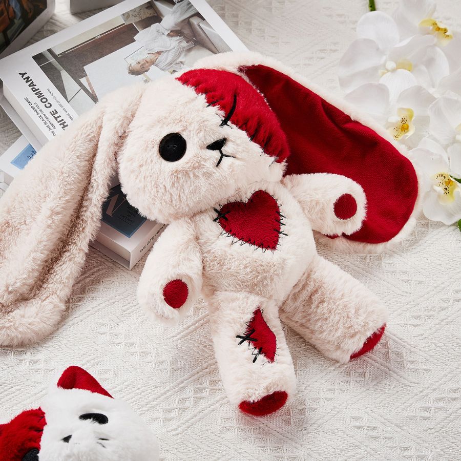 Peluche Lapin Gothique Crème et Rouge à Coutures – Image 3
