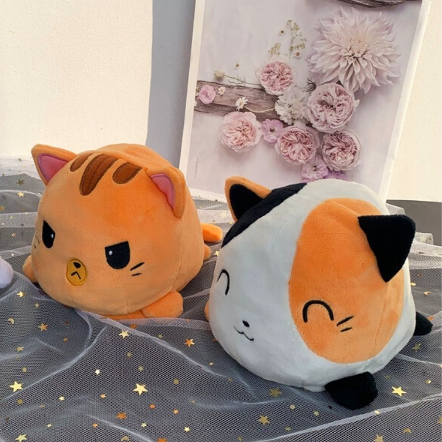 Peluche Réversible Chat Tricolore à Deux Émotions – Image 6