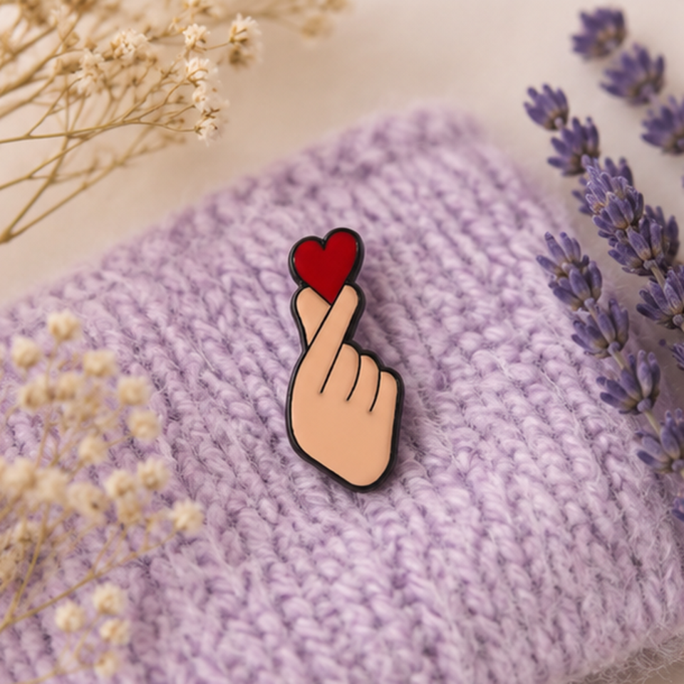 Pin's Cœur en Doigt – Image 2