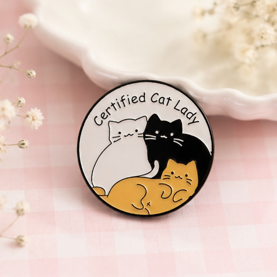 Pin's en Émail Rond 'Certified Cat Lady' aux Chats Mignons – Image 3