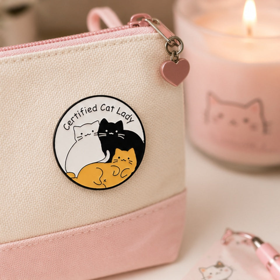 Pin's en Émail Rond 'Certified Cat Lady' aux Chats Mignons – Image 4