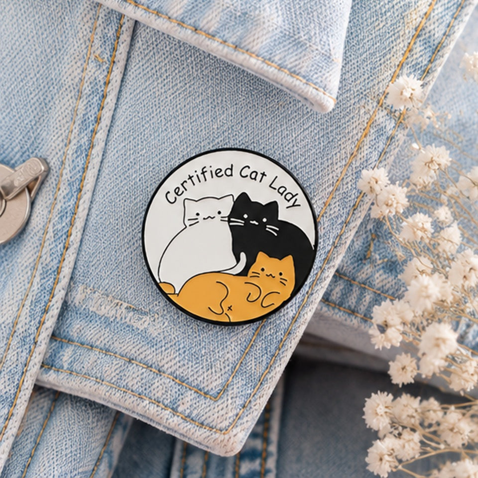 Pin's en Émail Rond 'Certified Cat Lady' aux Chats Mignons – Image 2