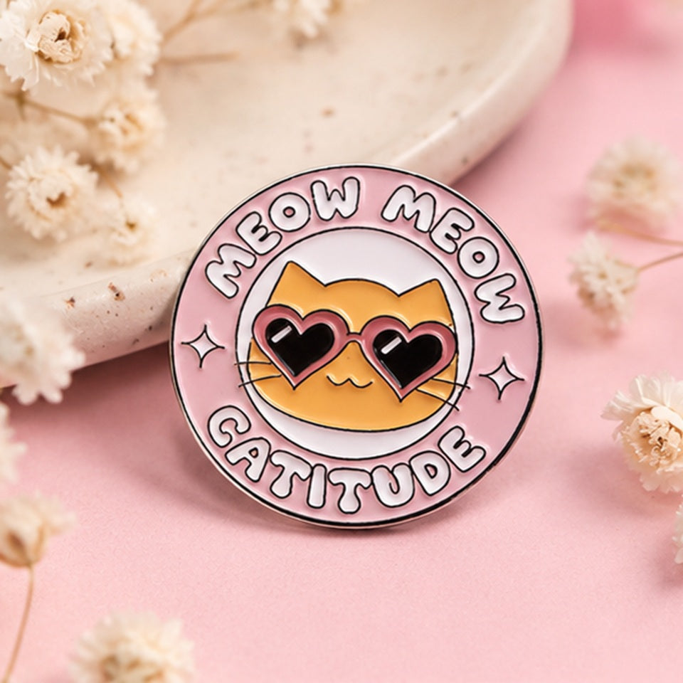 Pin's en Émail Chat "Catitude" avec Lunettes Cœur – Image 4