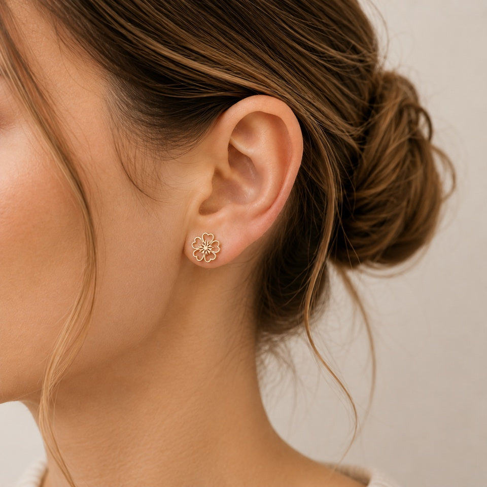 Boucles d'Oreilles en Acier Doré Fleur à Cœurs – Image 2
