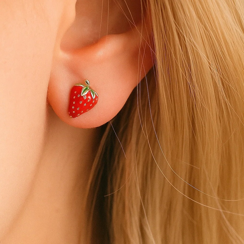 Boucles d'Oreilles Clous Fraise en Émail Rouge Doré – Image 4