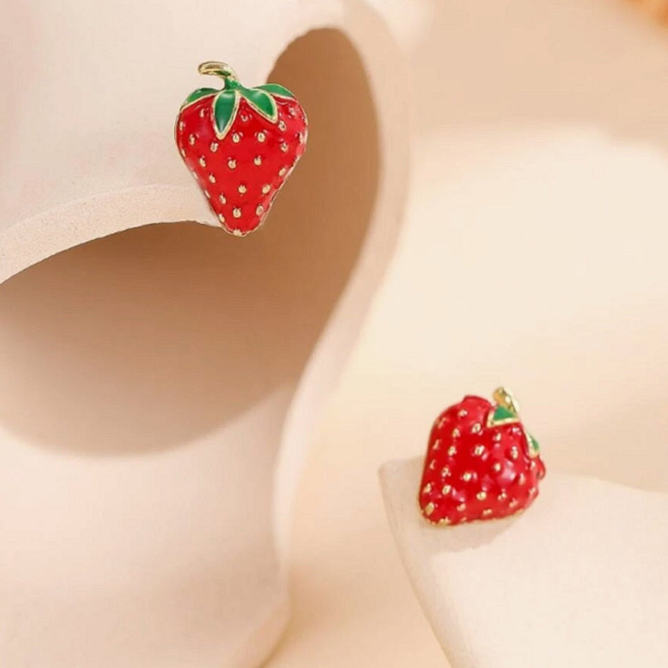 Boucles d'Oreilles Clous Fraise en Émail Rouge Doré – Image 3