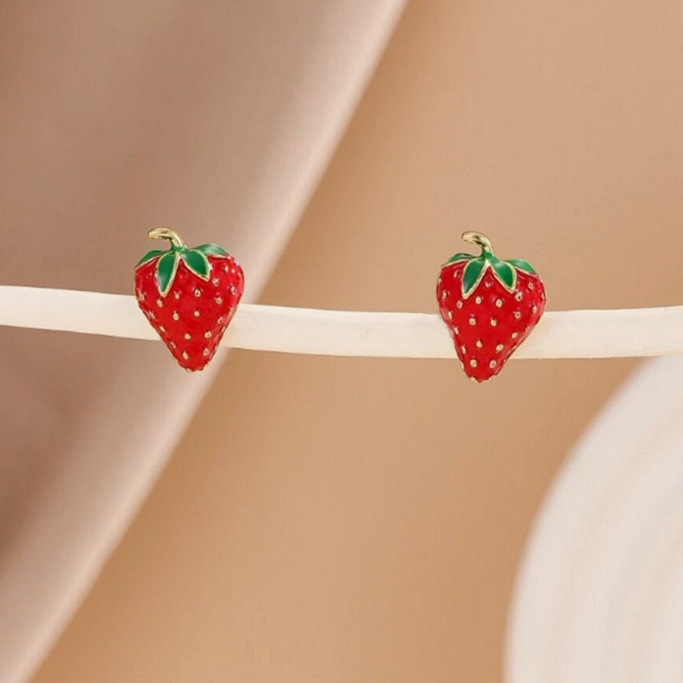 Boucles d'Oreilles Clous Fraise en Émail Rouge Doré – Image 2