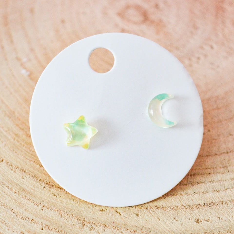 Boucles d'Oreilles Étoile et Lune Colorées – Image 3