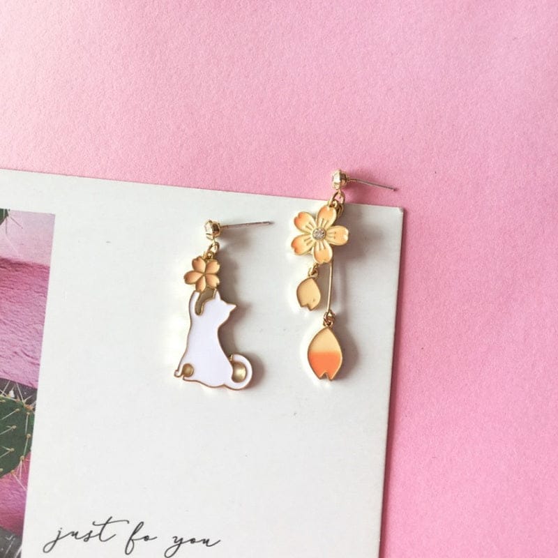 Boucles d'Oreilles Asymétriques Chat et Fleurs Pêche – Image 3
