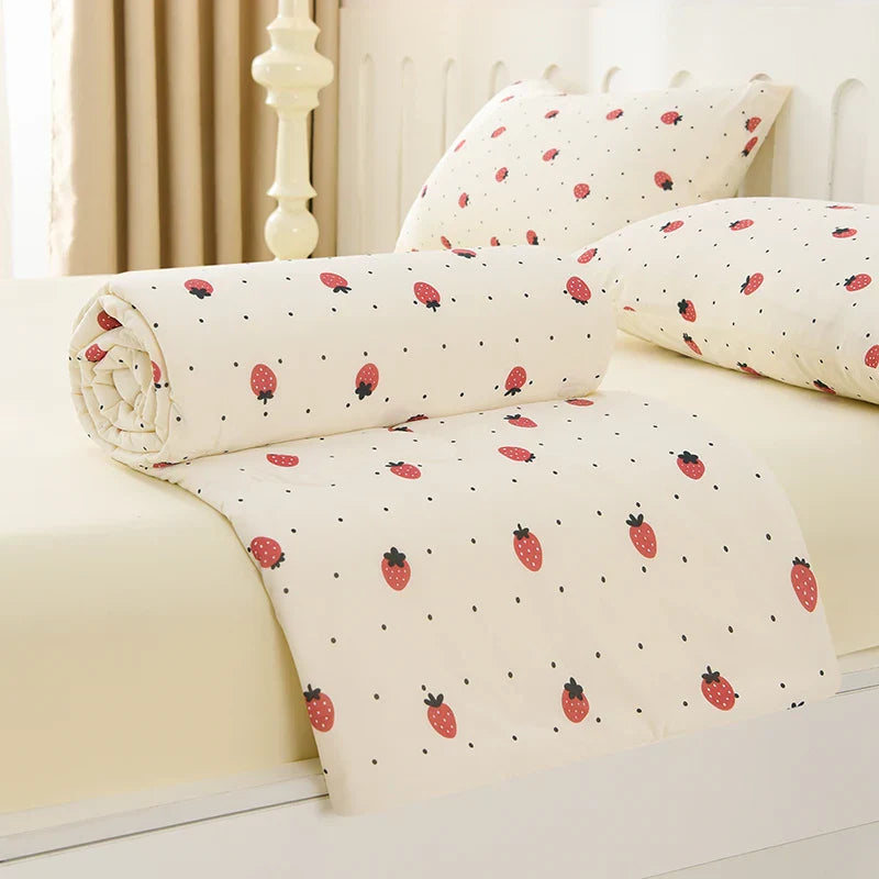 Couette d'Été Crème Réversible Motif Fraises – Image 2