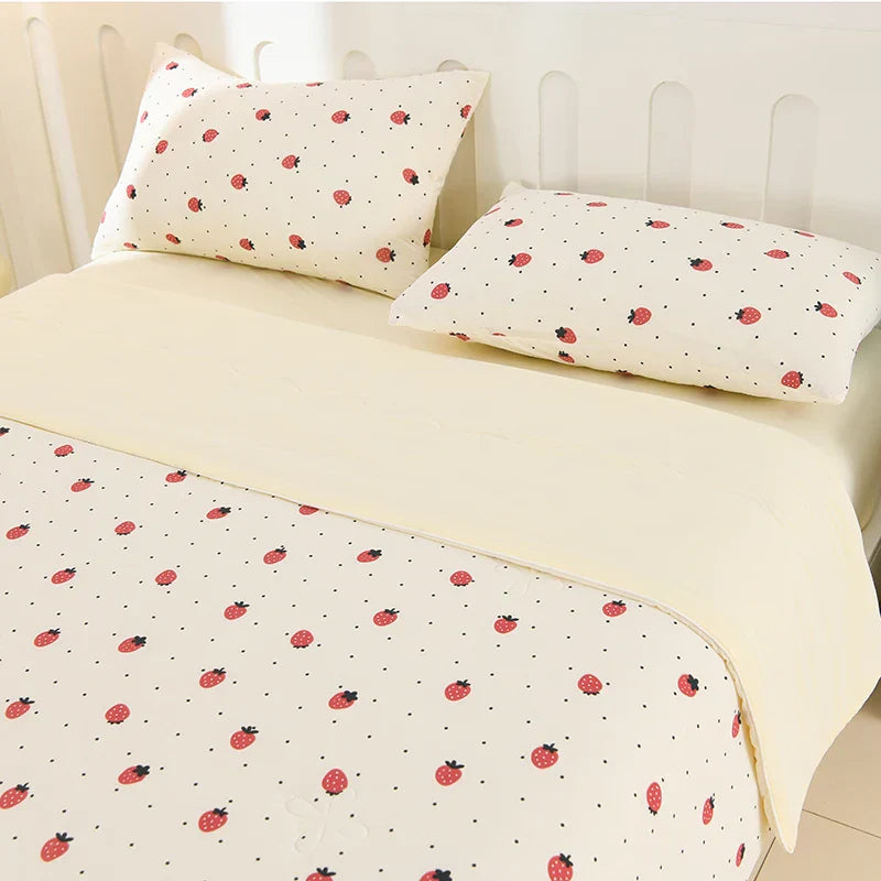 Couette d'Été Crème Réversible Motif Fraises – Image 3