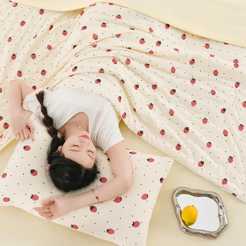 Couette d'Été Crème Réversible Motif Fraises – Image 4