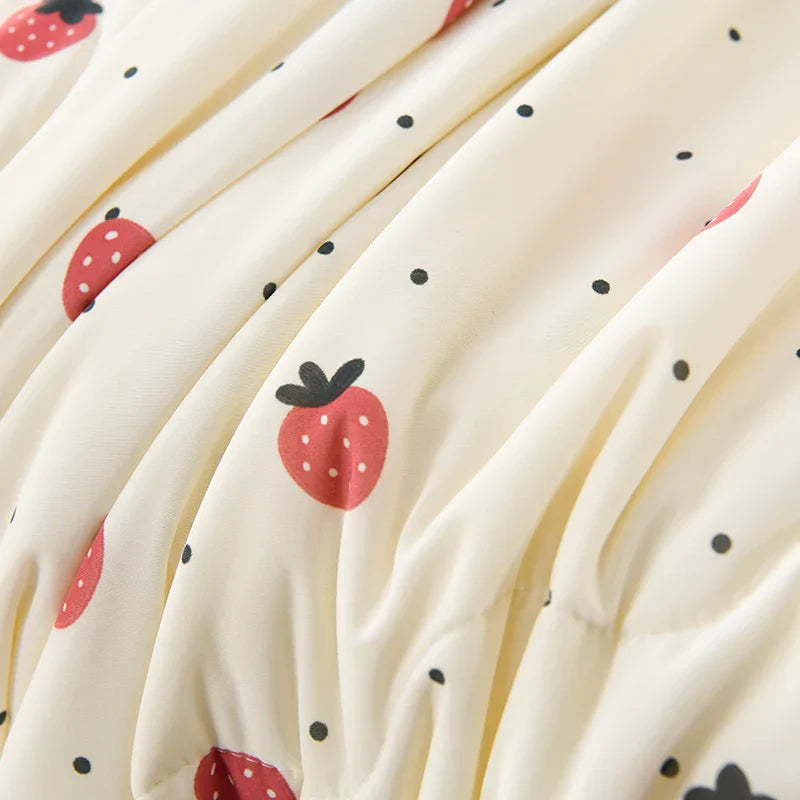 Couette d'Été Crème Réversible Motif Fraises – Image 5
