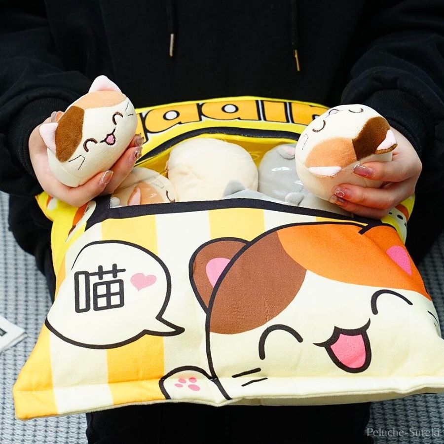 Coussin en Peluche Sac de Pudding et Mini Chats Kawaii – Image 4