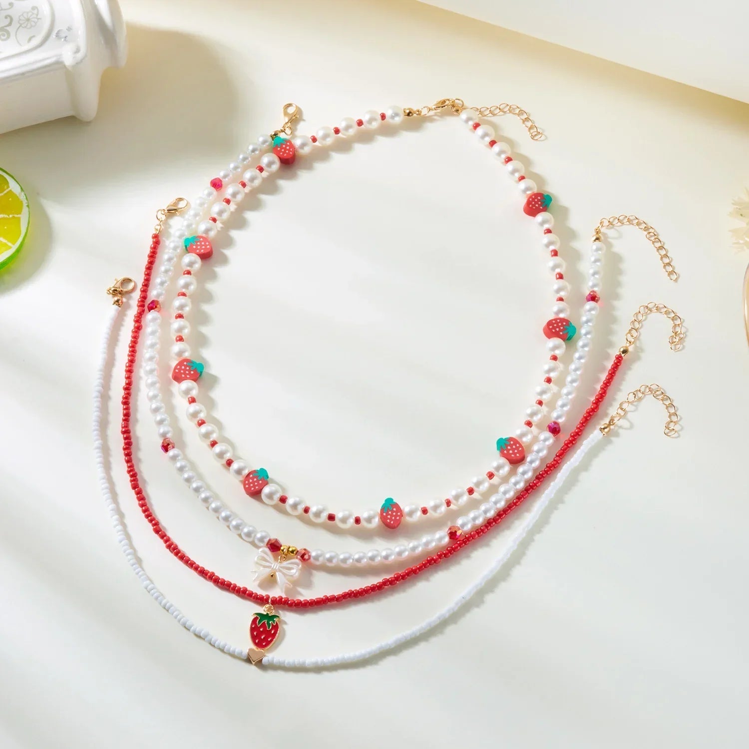 Collier Multirangs Perles et Fraises Rouge et Blanc – Image 2