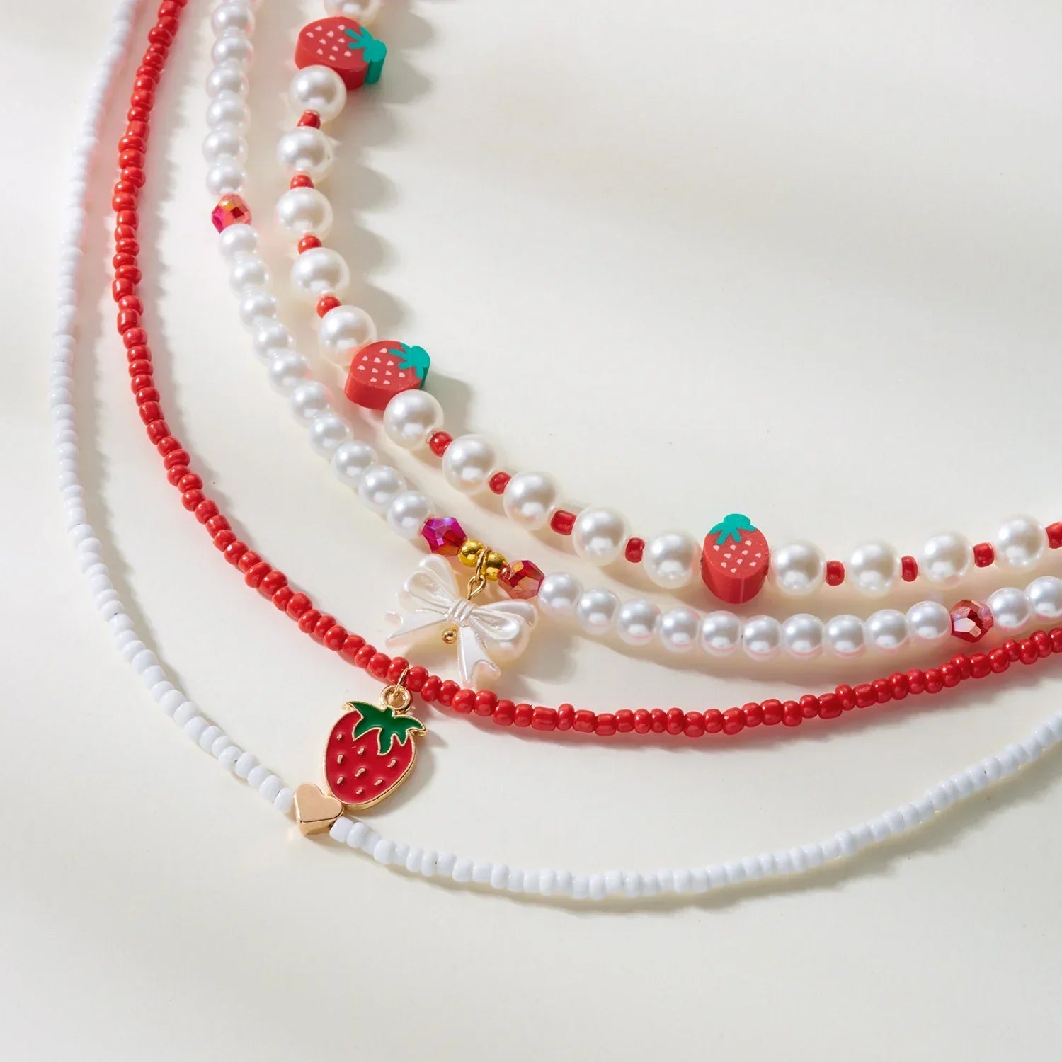 Collier Multirangs Perles et Fraises Rouge et Blanc – Image 3